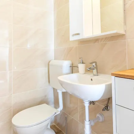 Apartment Awesome In Suvi Potok, Jesenice, Jesenice (Split-Dalmatia)
