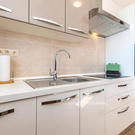 Awesome In Suvi Potok, Jesenice, Apartment Jesenice (Split-Dalmatia)