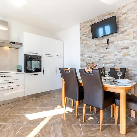 Awesome In Suvi Potok, Jesenice, * Jesenice (Split-Dalmatia)