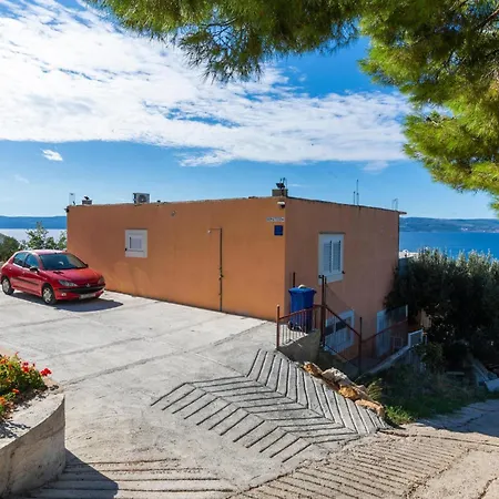Awesome In Suvi Potok, Jesenice, Apartment Jesenice (Split-Dalmatia)