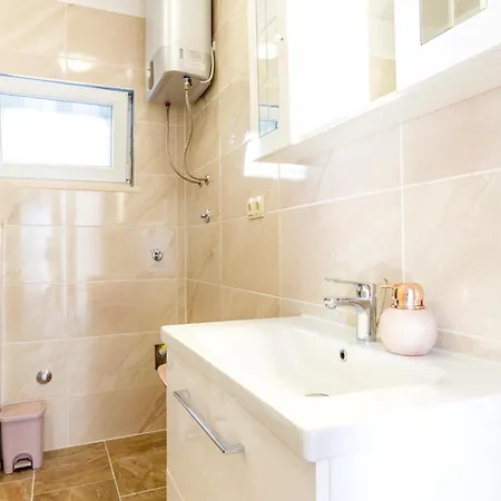 Apartment Awesome In Suvi Potok, Jesenice, Jesenice (Split-Dalmatia)
